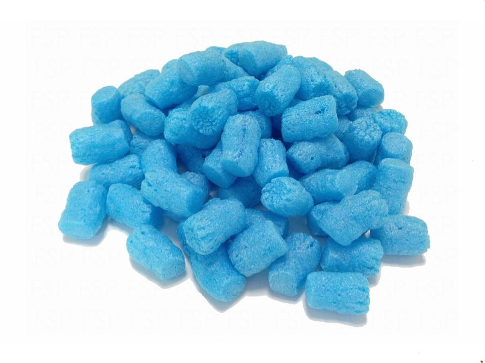 Blaue Verpackungschips als Verpackungsmaterial (heimkompostierbar)