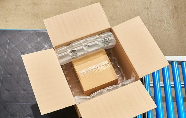 Kartons mit Luftkissen verpacken