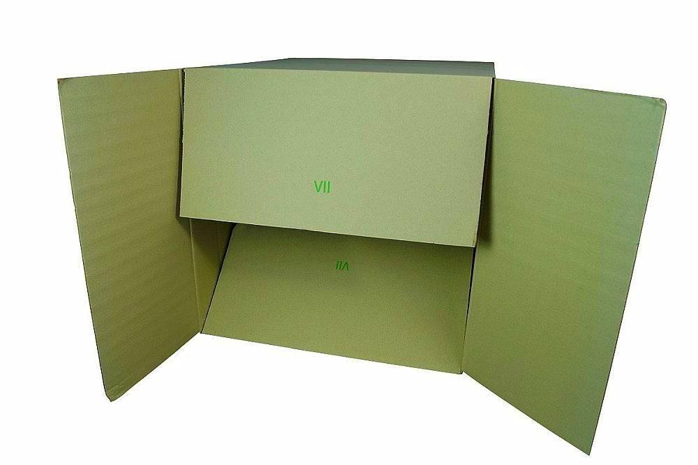 Große Graskartons aus Wellpappe