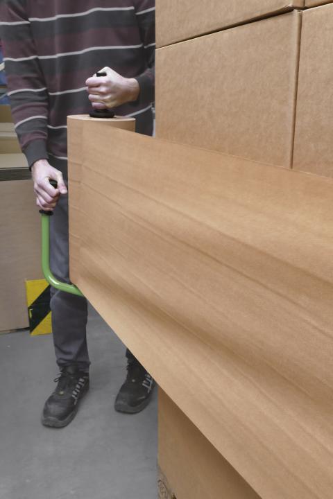 Kartons mit braunem Stretch-Papier umwickelt 