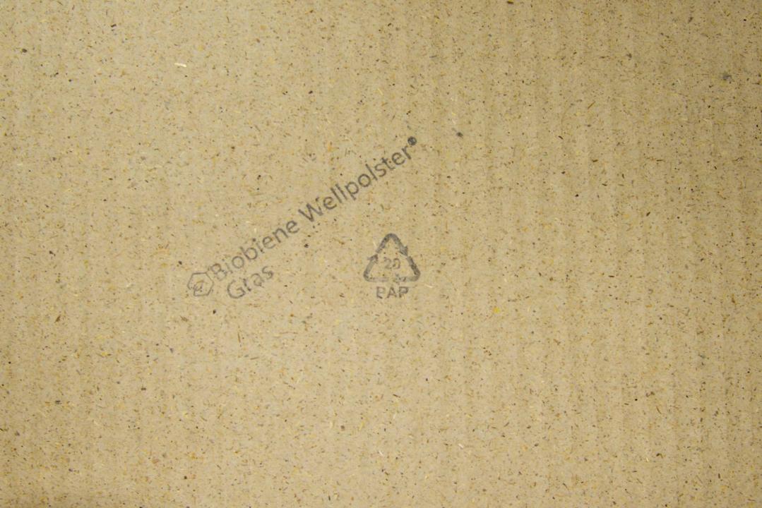 Biobiene und Wellpolster®-Symbol auf Rolle mit Graspapier bedruckt.