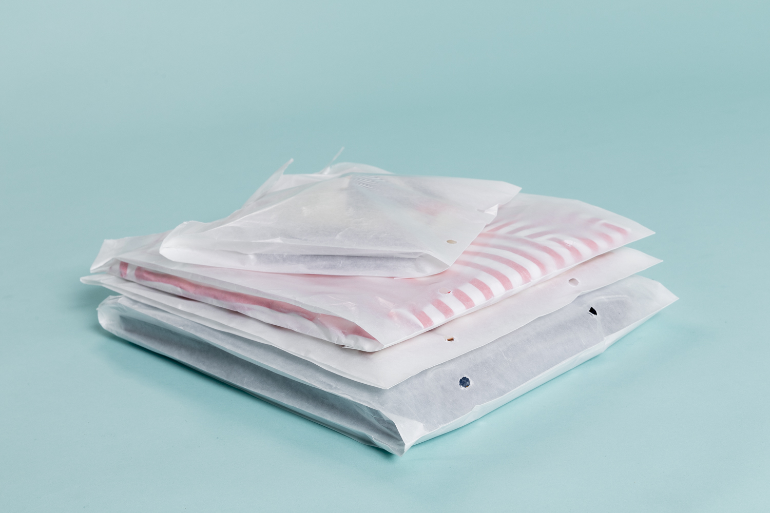 Keine Folienbeutel aus Plastik mehr - Textilien in nachhaltigen stabilen Papiertaschen verpacken