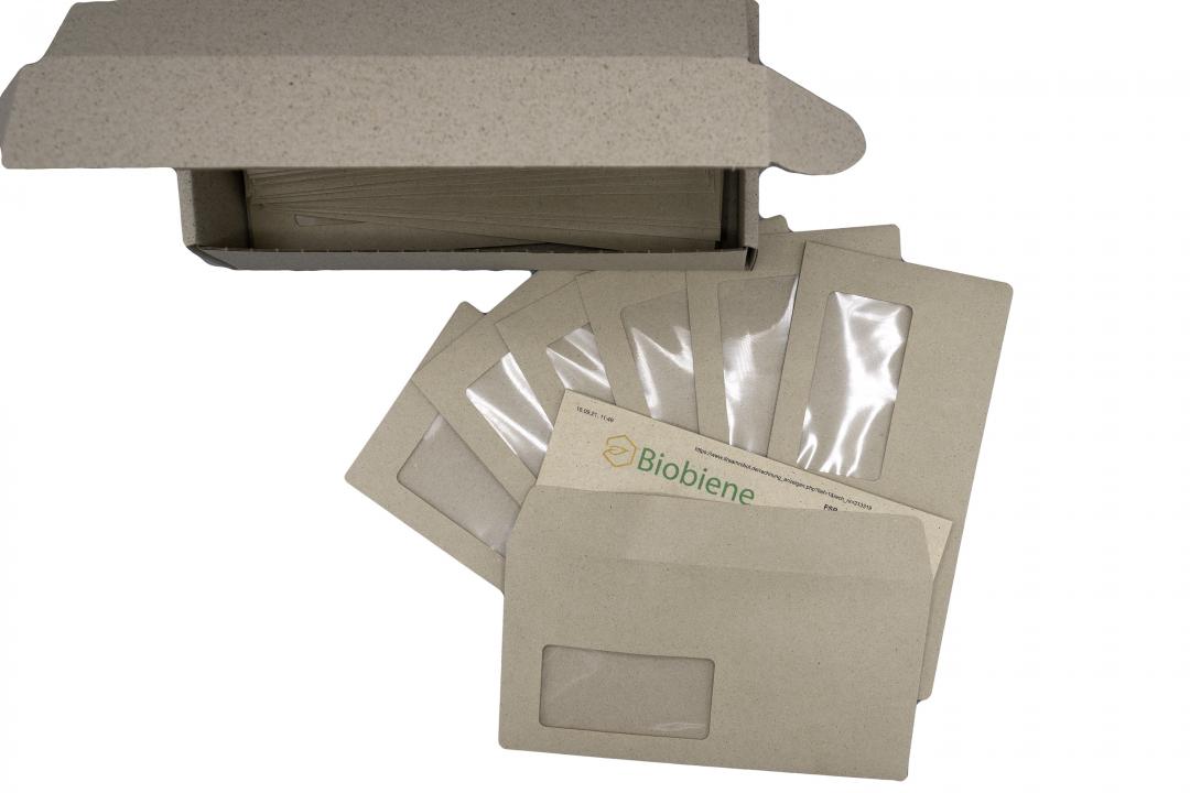 Neues Versandmaterial: Briefumschläge aus Graspapier mit Fenster